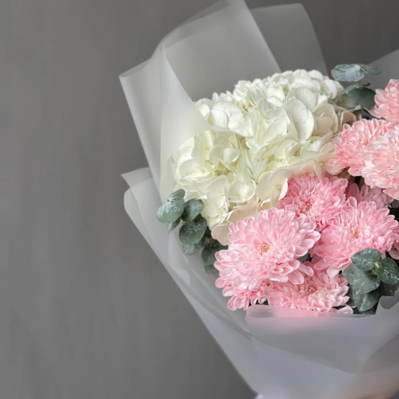 Авторский букет из нежной хризантемы и гортензии