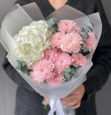 Авторский букет из нежной хризантемы и гортензии