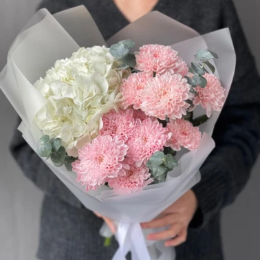 Авторский букет из нежной хризантемы и гортензии