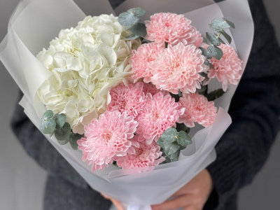 Авторский букет из нежной хризантемы и гортензии