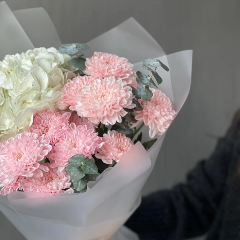 Авторский букет из нежной хризантемы и гортензии
