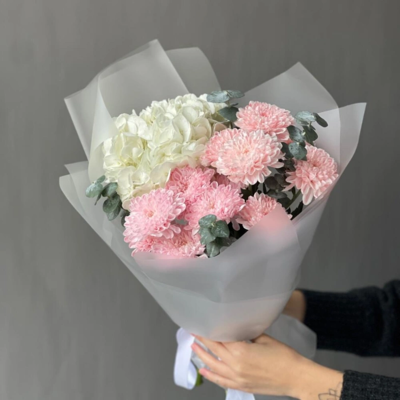 Авторский букет из нежной хризантемы и гортензии