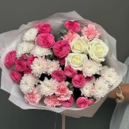 Кустовые розы в сочетание с одноголовыми и кустовой хризантемой 2