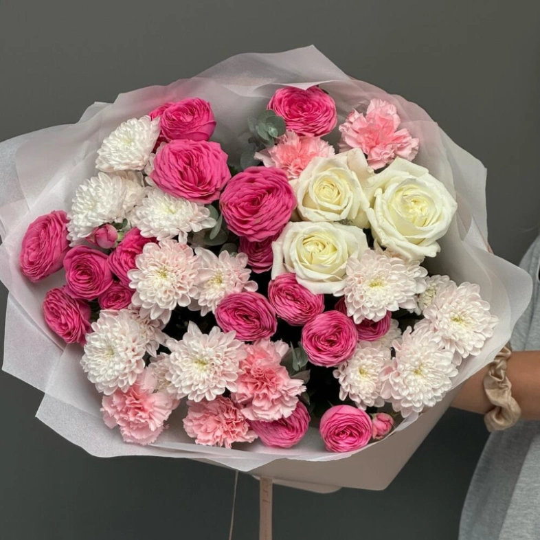 Кустовые розы в сочетание с одноголовыми и кустовой хризантемой