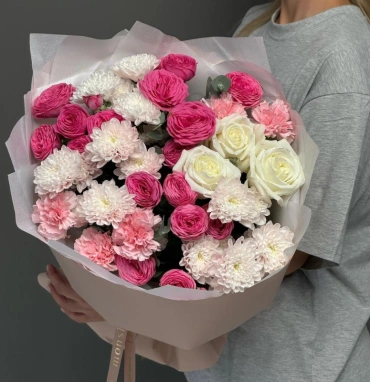 Кустовые розы в сочетание с одноголовыми и кустовой хризантемой