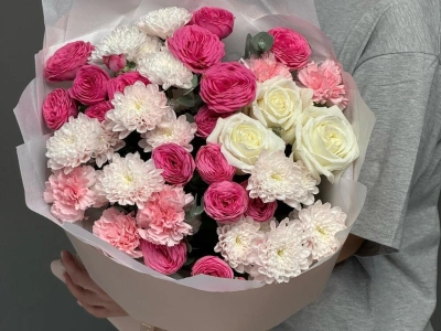 Кустовые розы в сочетание с одноголовыми и кустовой хризантемой