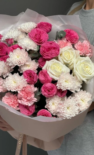 Кустовые розы в сочетание с одноголовыми и кустовой хризантемой