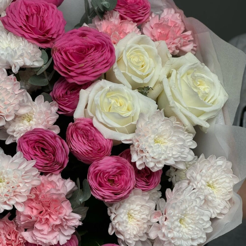 Кустовые розы в сочетание с одноголовыми и кустовой хризантемой