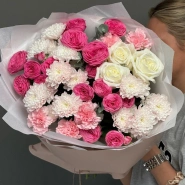 Кустовые розы в сочетание с одноголовыми и кустовой хризантемой 1