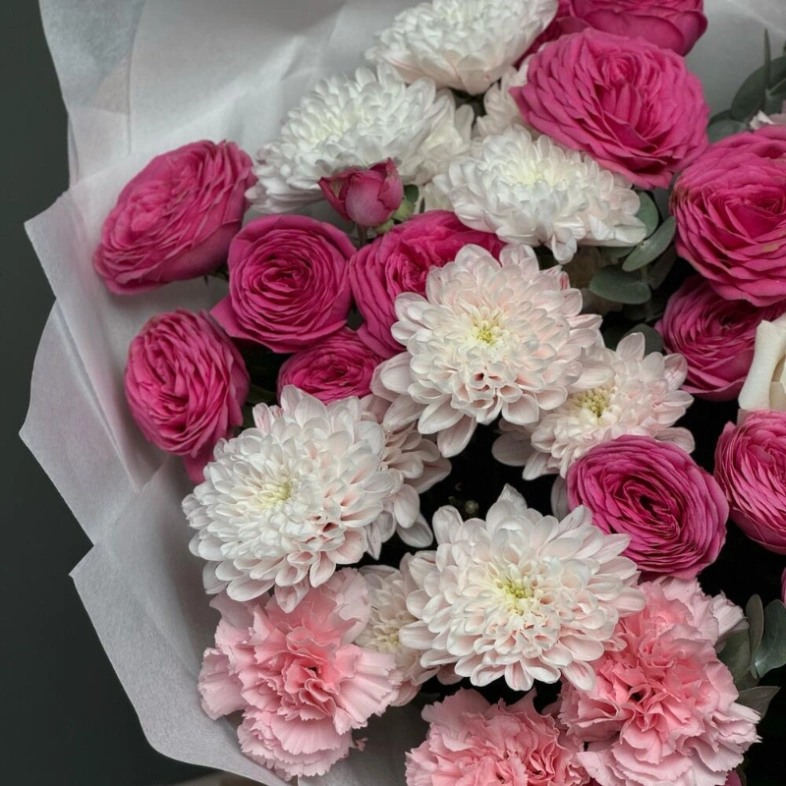 Кустовые розы в сочетание с одноголовыми и кустовой хризантемой