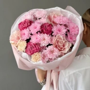 Ажурный букет с французскими розами, диантусами и кустовой хризантемой 1