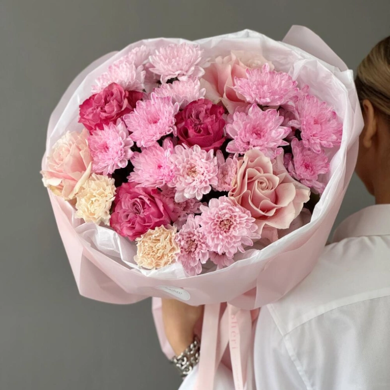 Ажурный букет с французскими розами, диантусами и кустовой хризантемой