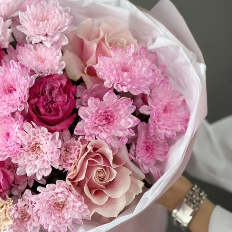 Ажурный букет с французскими розами, диантусами и кустовой хризантемой