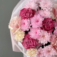 Ажурный букет с французскими розами, диантусами и кустовой хризантемой 2