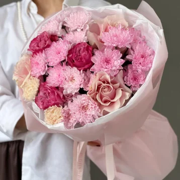 Ажурный букет с французскими розами, диантусами и кустовой хризантемой