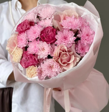 Ажурный букет с французскими розами, диантусами и кустовой хризантемой