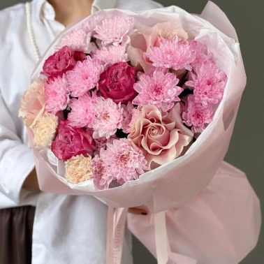 Ажурный букет с французскими розами, диантусами и кустовой хризантемой