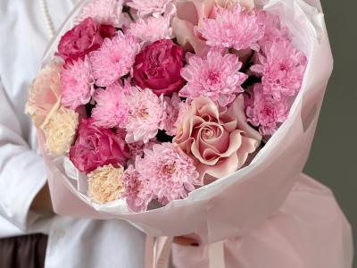 Ажурный букет с французскими розами, диантусами и кустовой хризантемой