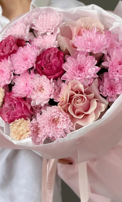 Ажурный букет с французскими розами, диантусами и кустовой хризантемой