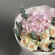Авторский букет с гортензией и кустовыми розами 2