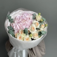 Авторский букет с гортензией и кустовыми розами 4