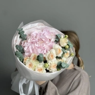 Авторский букет с гортензией и кустовыми розами 1