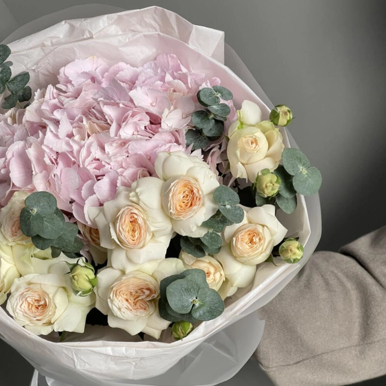 Авторский букет с гортензией и кустовыми розами