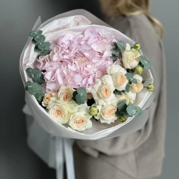 Авторский букет с гортензией и кустовыми розами