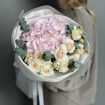 Авторский букет с гортензией и кустовыми розами