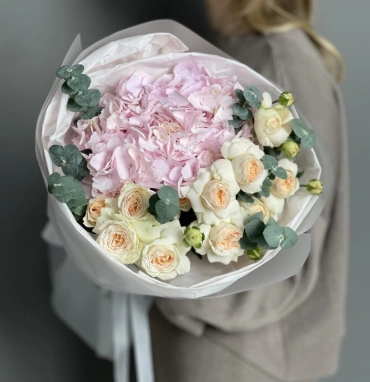 Авторский букет с гортензией и кустовыми розами