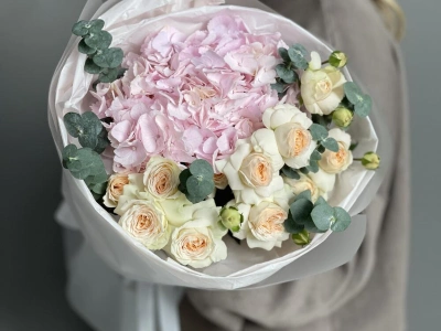 Авторский букет с гортензией и кустовыми розами