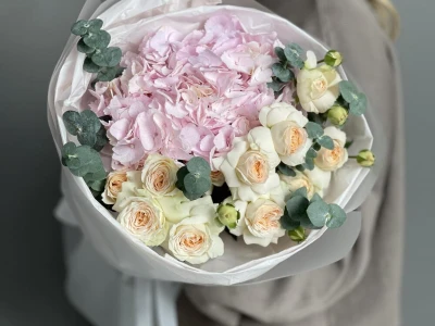 Авторский букет с гортензией и кустовыми розами