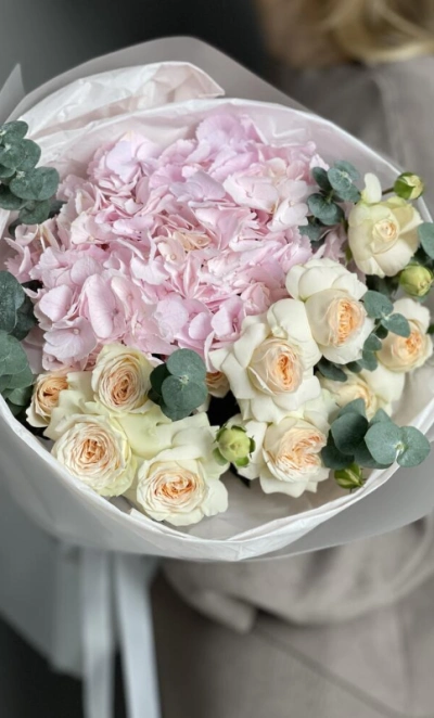 Авторский букет с гортензией и кустовыми розами