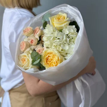 Букет Гортензия, кустовые розы и Роза Канделайт