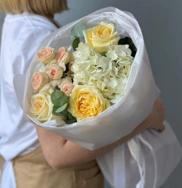 Букет Гортензия, кустовые розы и Роза Канделайт