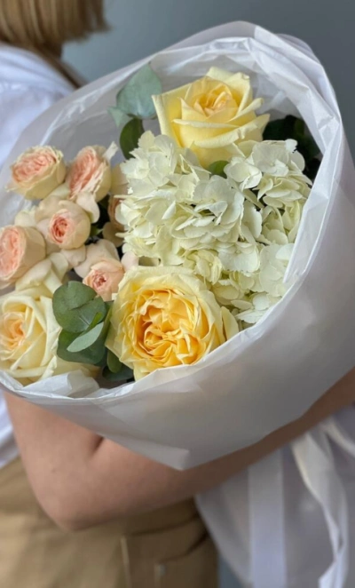 Букет Гортензия, кустовые розы и Роза Канделайт