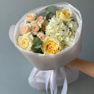 Букет Гортензия, кустовые розы и Роза Канделайт 1