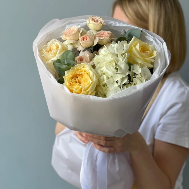 Букет Гортензия, кустовые розы и Роза Канделайт