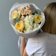 Букет Гортензия, кустовые розы и Роза Канделайт 2