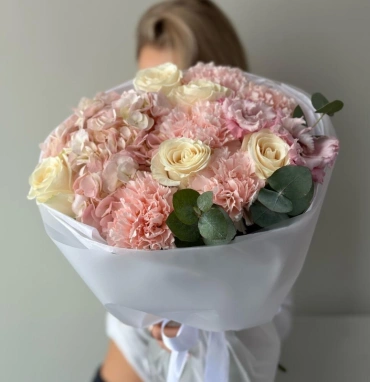 Нежный букет с розами