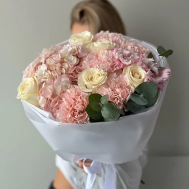 Нежный букет с розами и эустомой