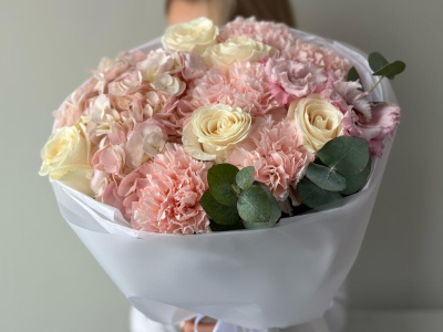 Нежный букет с розами