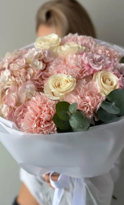 Нежный букет с розами