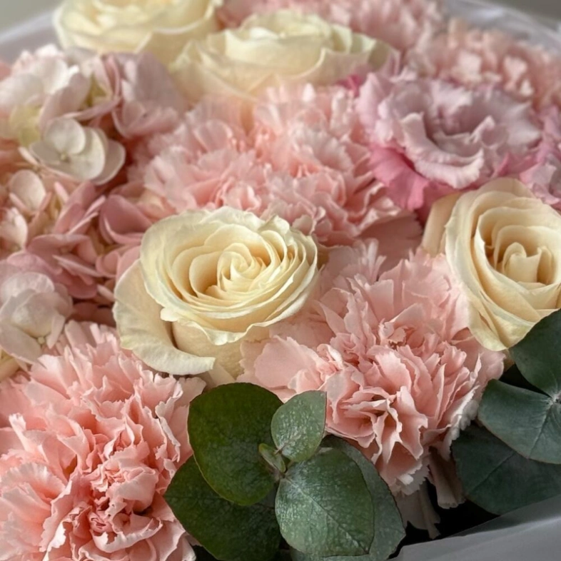 Нежный букет с розами