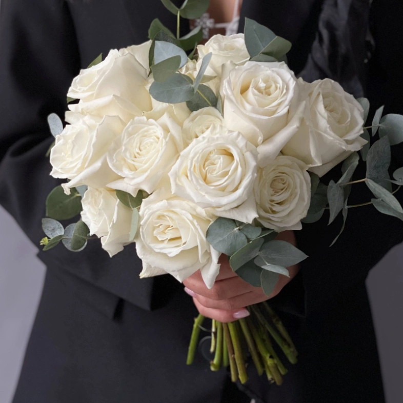 Букет из белых роз «Плая Бланка» с эвкалиптом 25
