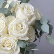 Букет из белых роз «Плая Бланка» с эвкалиптом 25 4