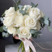 Букет из белых роз «Плая Бланка» с эвкалиптом 25 0
