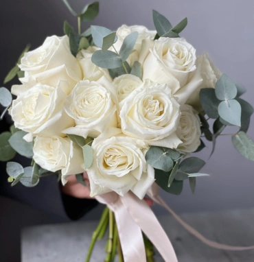 Букет из белых роз «Плая Бланка» с эвкалиптом 25