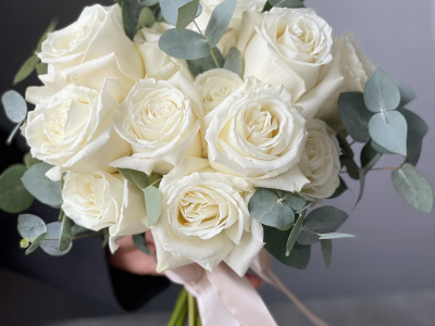 Букет из белых роз «Плая Бланка» с эвкалиптом 25