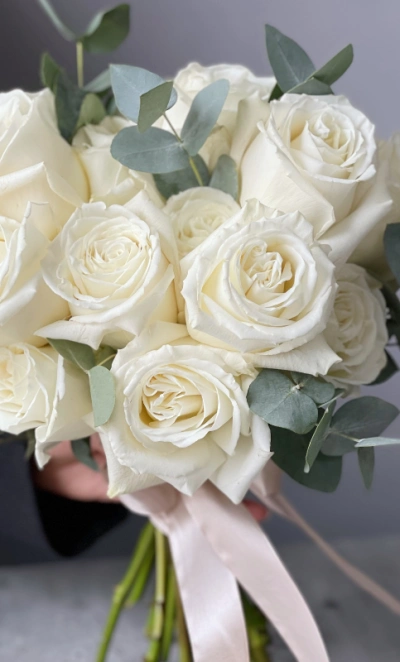 Букет из белых роз «Плая Бланка» с эвкалиптом 25